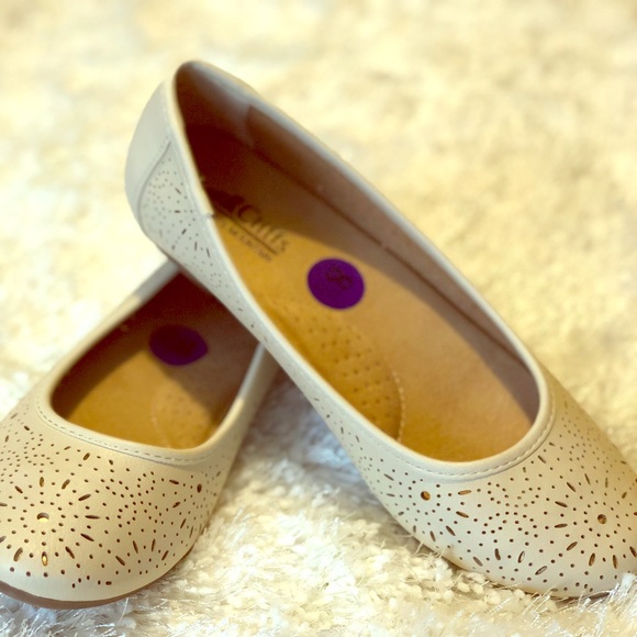 White Mountain Shoes - Cream colored flats
